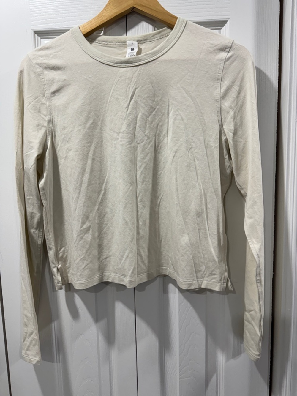NWOT LULULEMON waist length long sleeved shirt
